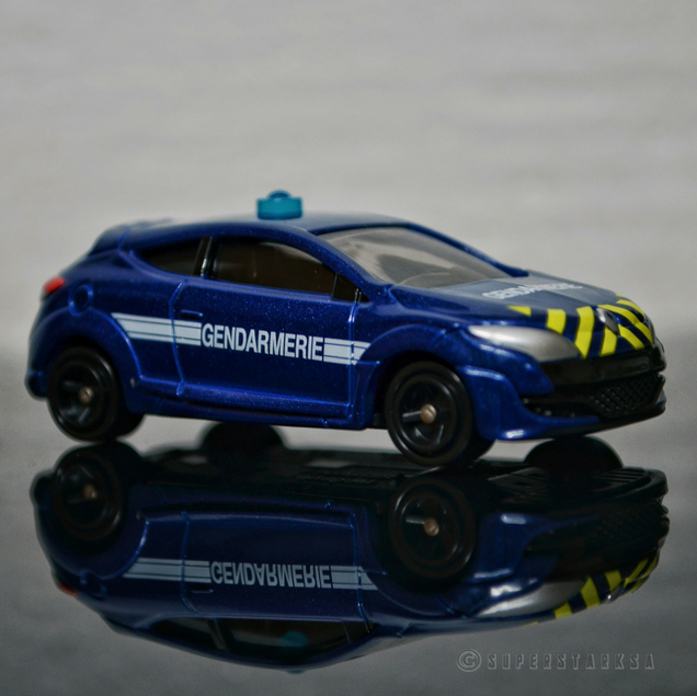 Illustration for article titled French Friday with the Gendarmerie Megane RS